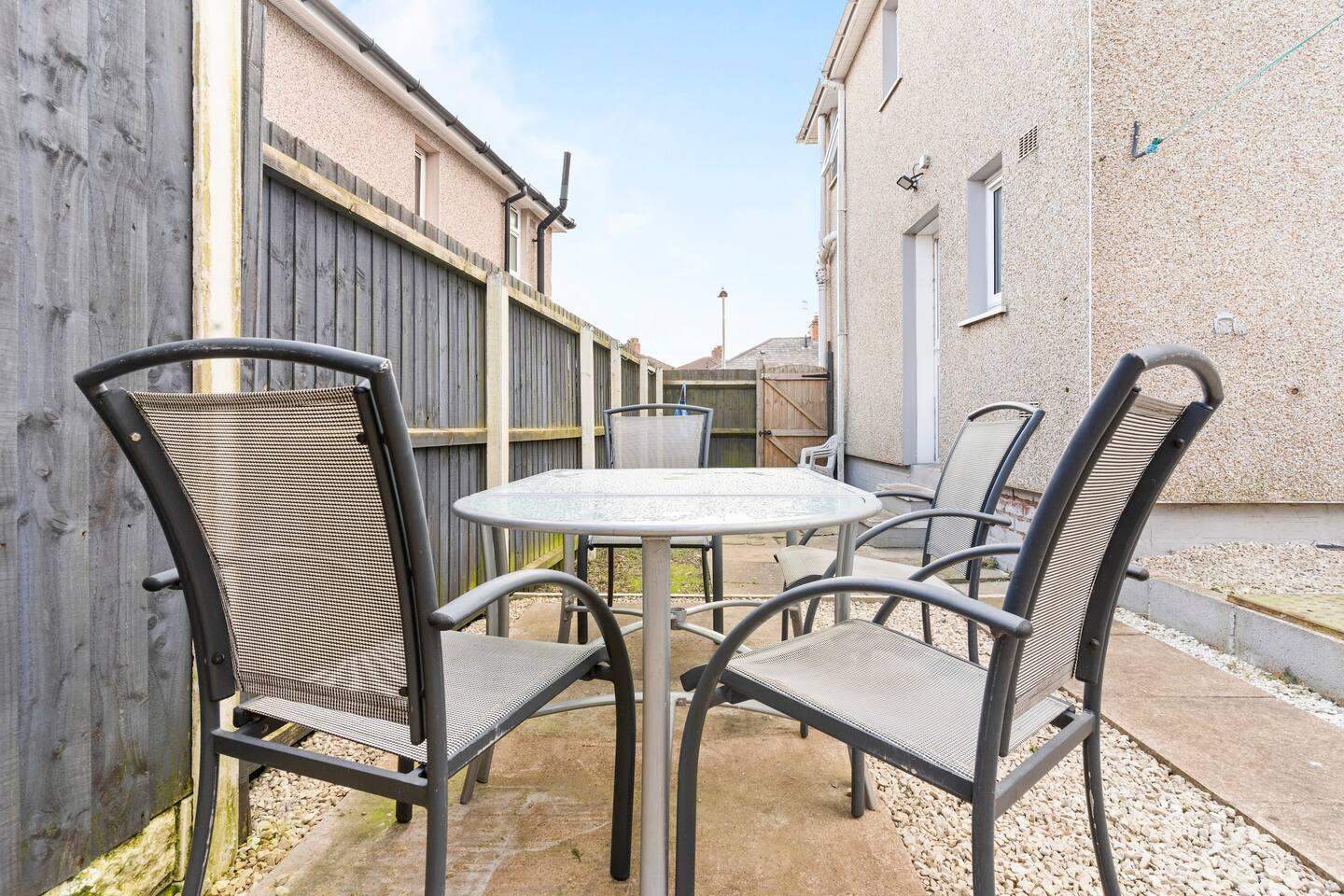 Cozy 3BR House: Short & Long Stay in Dudley4